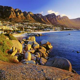 Blick auf Meer und Kapstadt mit den Bergen im Hintergrund